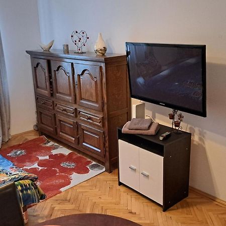Lovely 1 Bedroom Apartment In City Centre, Sleeps 4 ! Turda Buitenkant foto
