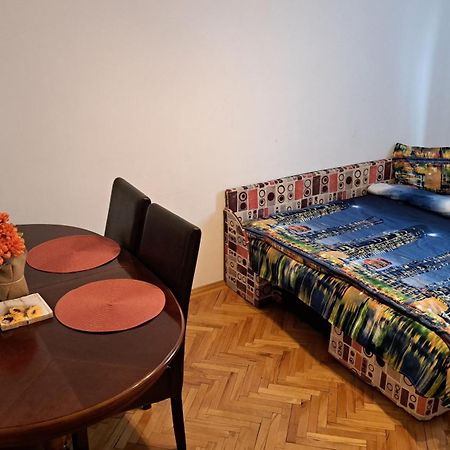 Lovely 1 Bedroom Apartment In City Centre, Sleeps 4 ! Turda Buitenkant foto