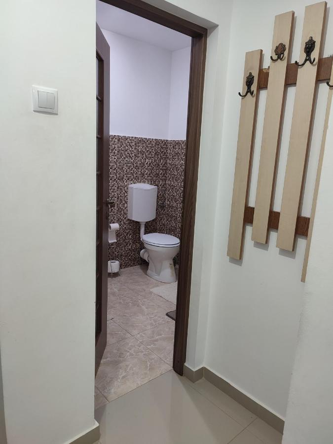 Lovely 1 Bedroom Apartment In City Centre, Sleeps 4 ! Turda Buitenkant foto