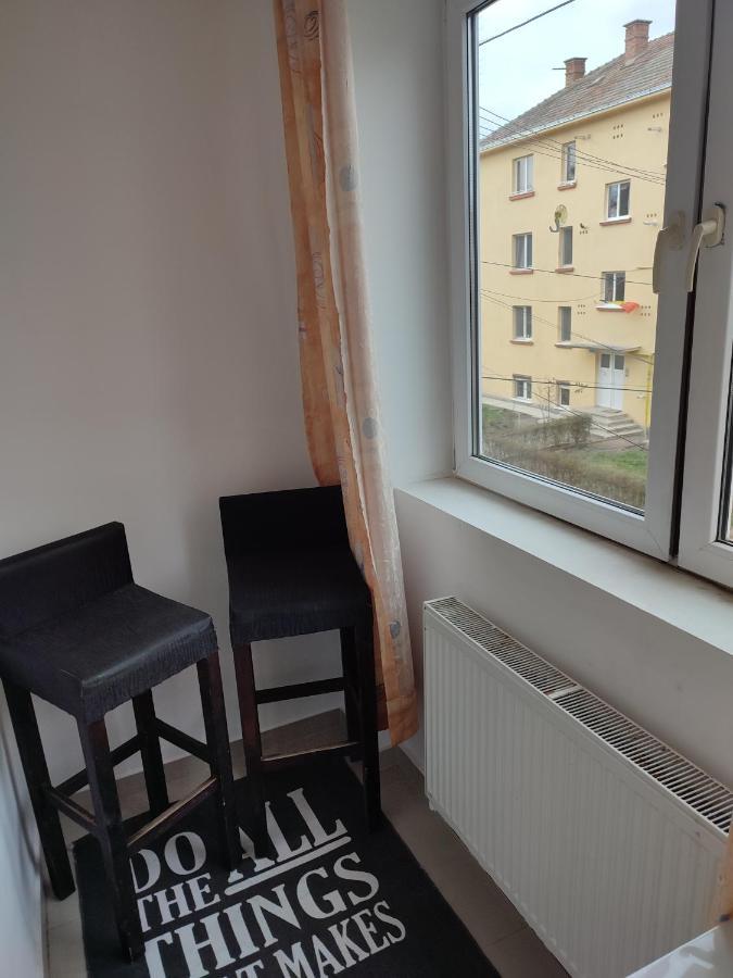 Lovely 1 Bedroom Apartment In City Centre, Sleeps 4 ! Turda Buitenkant foto