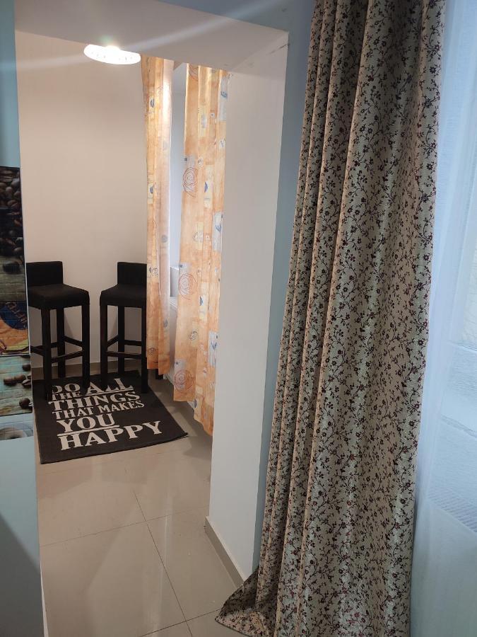 Lovely 1 Bedroom Apartment In City Centre, Sleeps 4 ! Turda Buitenkant foto