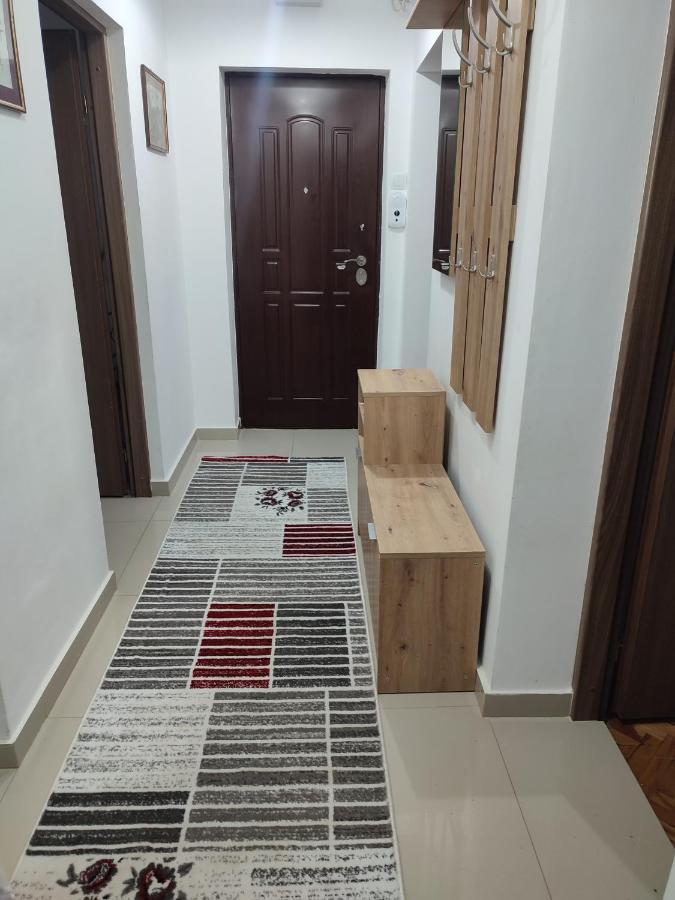 Lovely 1 Bedroom Apartment In City Centre, Sleeps 4 ! Turda Buitenkant foto