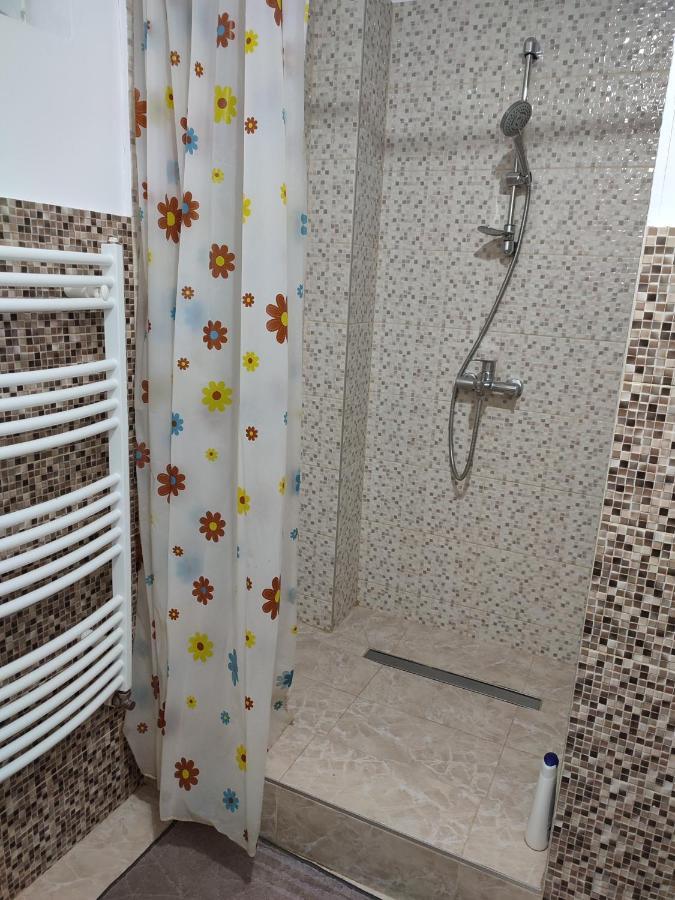 Lovely 1 Bedroom Apartment In City Centre, Sleeps 4 ! Turda Buitenkant foto