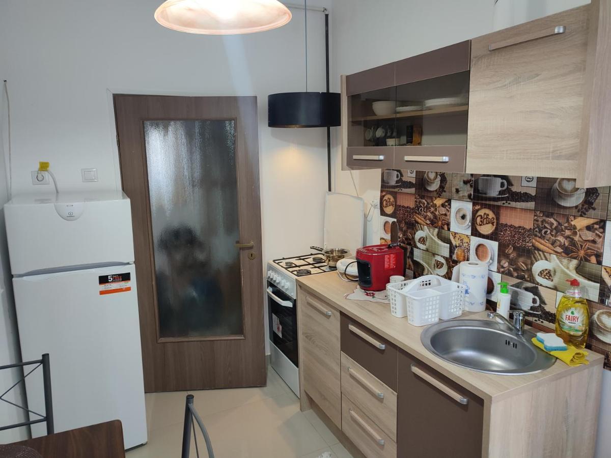 Lovely 1 Bedroom Apartment In City Centre, Sleeps 4 ! Turda Buitenkant foto