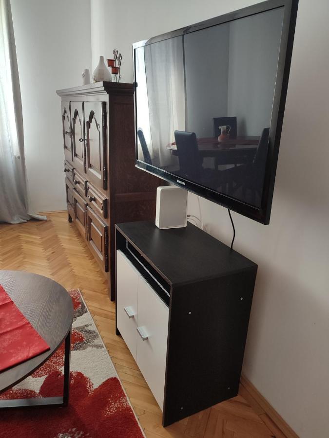 Lovely 1 Bedroom Apartment In City Centre, Sleeps 4 ! Turda Buitenkant foto