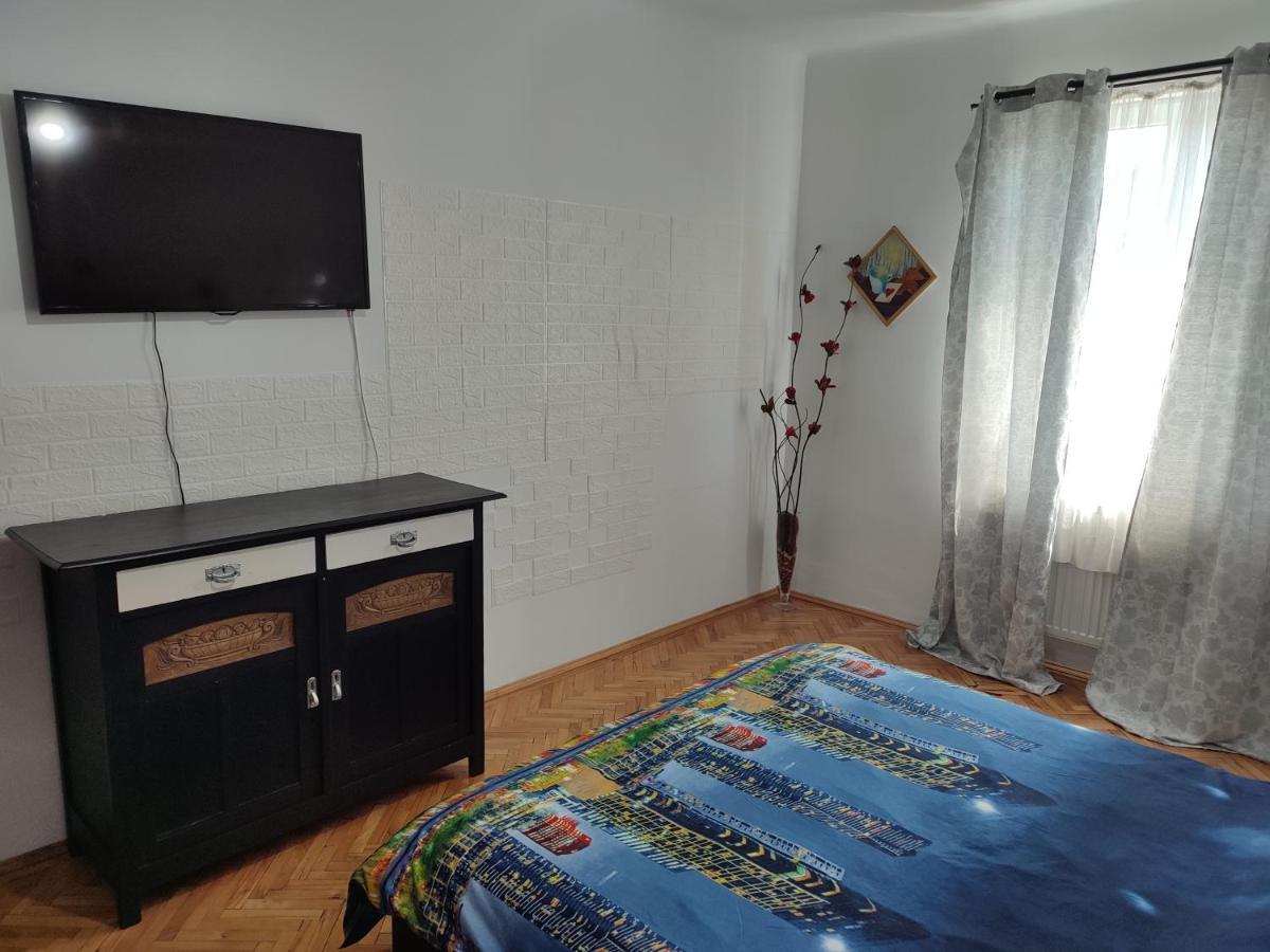 Lovely 1 Bedroom Apartment In City Centre, Sleeps 4 ! Turda Buitenkant foto
