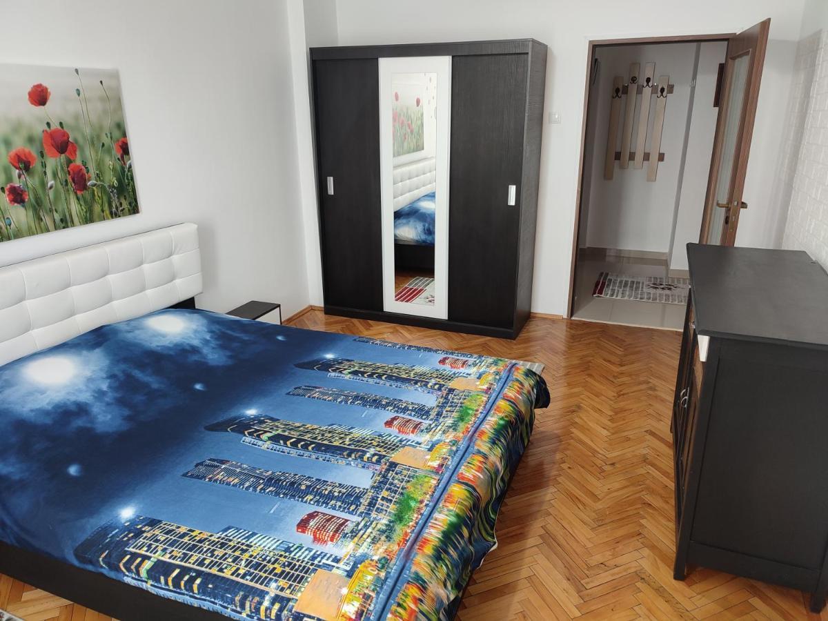 Lovely 1 Bedroom Apartment In City Centre, Sleeps 4 ! Turda Buitenkant foto