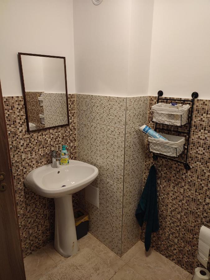 Lovely 1 Bedroom Apartment In City Centre, Sleeps 4 ! Turda Buitenkant foto