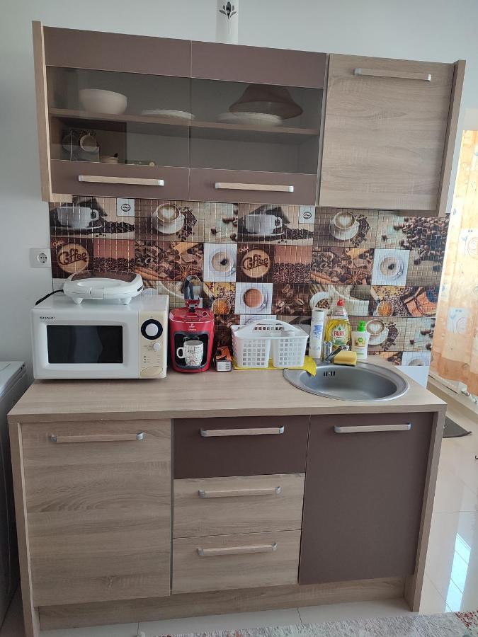 Lovely 1 Bedroom Apartment In City Centre, Sleeps 4 ! Turda Buitenkant foto