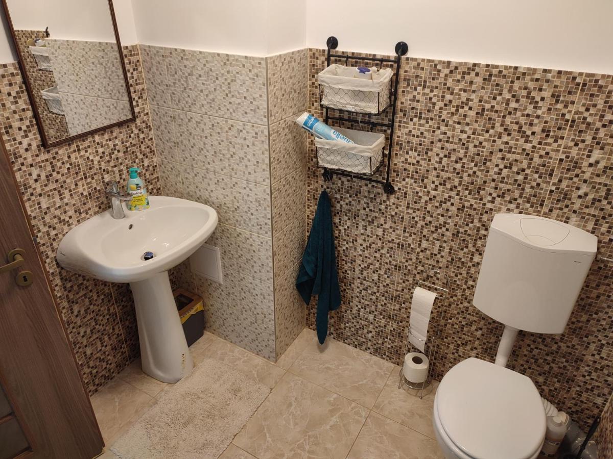 Lovely 1 Bedroom Apartment In City Centre, Sleeps 4 ! Turda Kamer foto