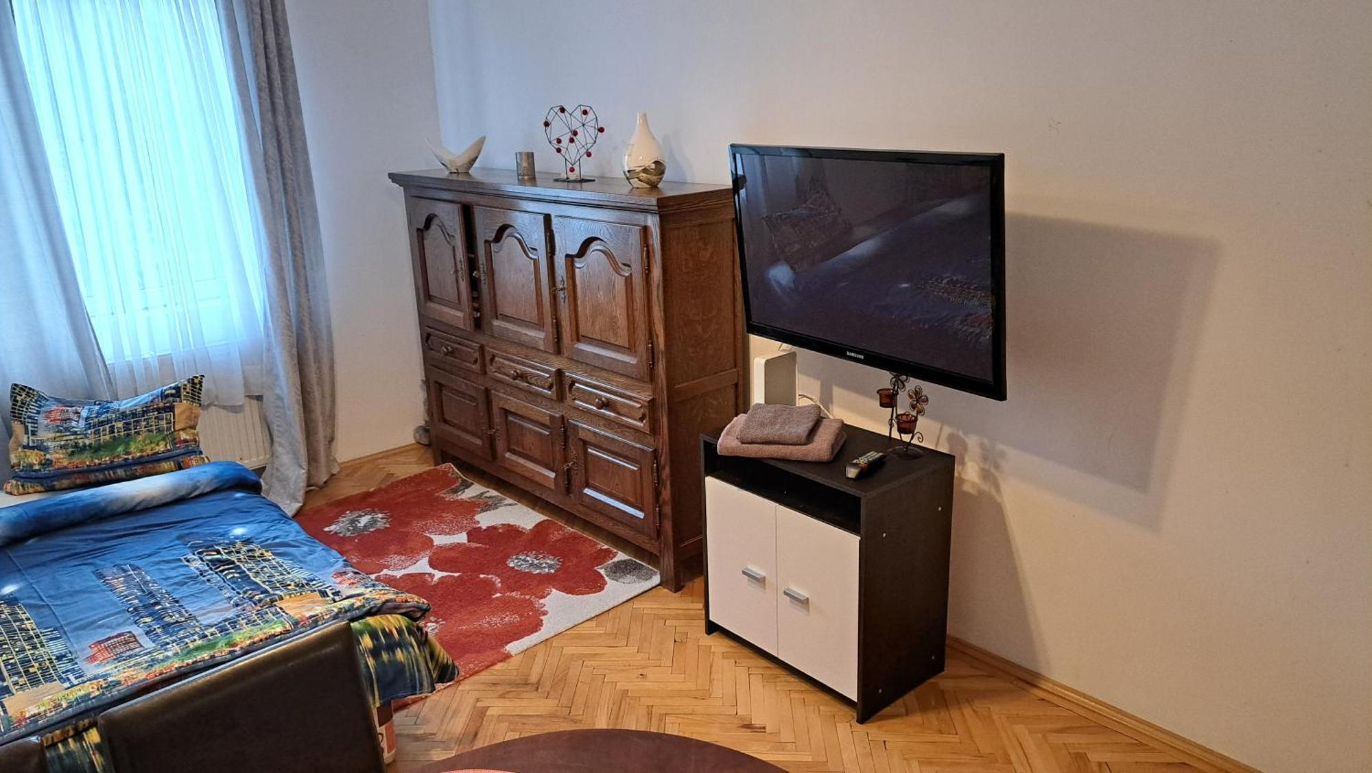 Lovely 1 Bedroom Apartment In City Centre, Sleeps 4 ! Turda Buitenkant foto