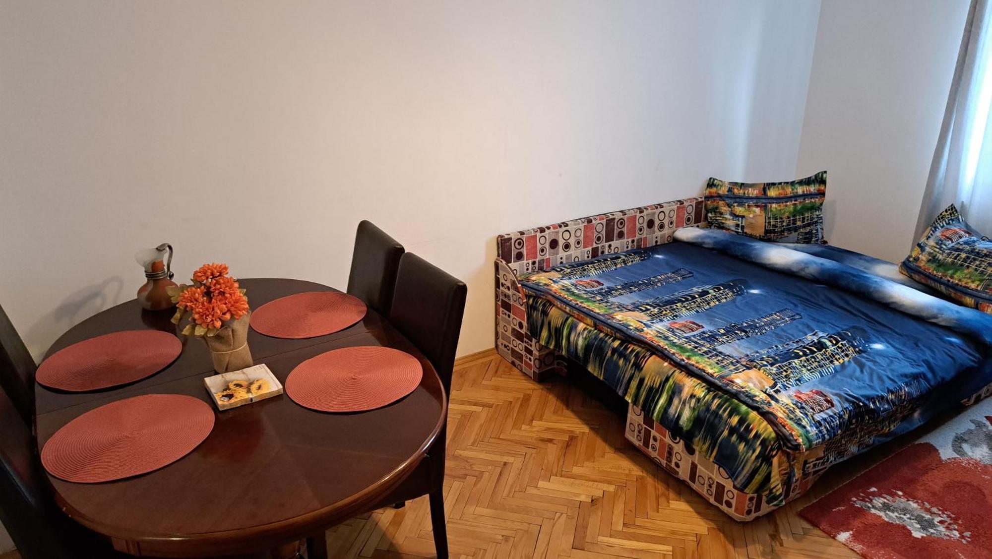 Lovely 1 Bedroom Apartment In City Centre, Sleeps 4 ! Turda Buitenkant foto